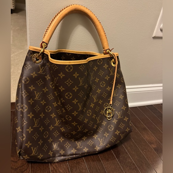 Louis Vuitton Handbags - Authentic Louis Vuitton Artsy MM in monogram
